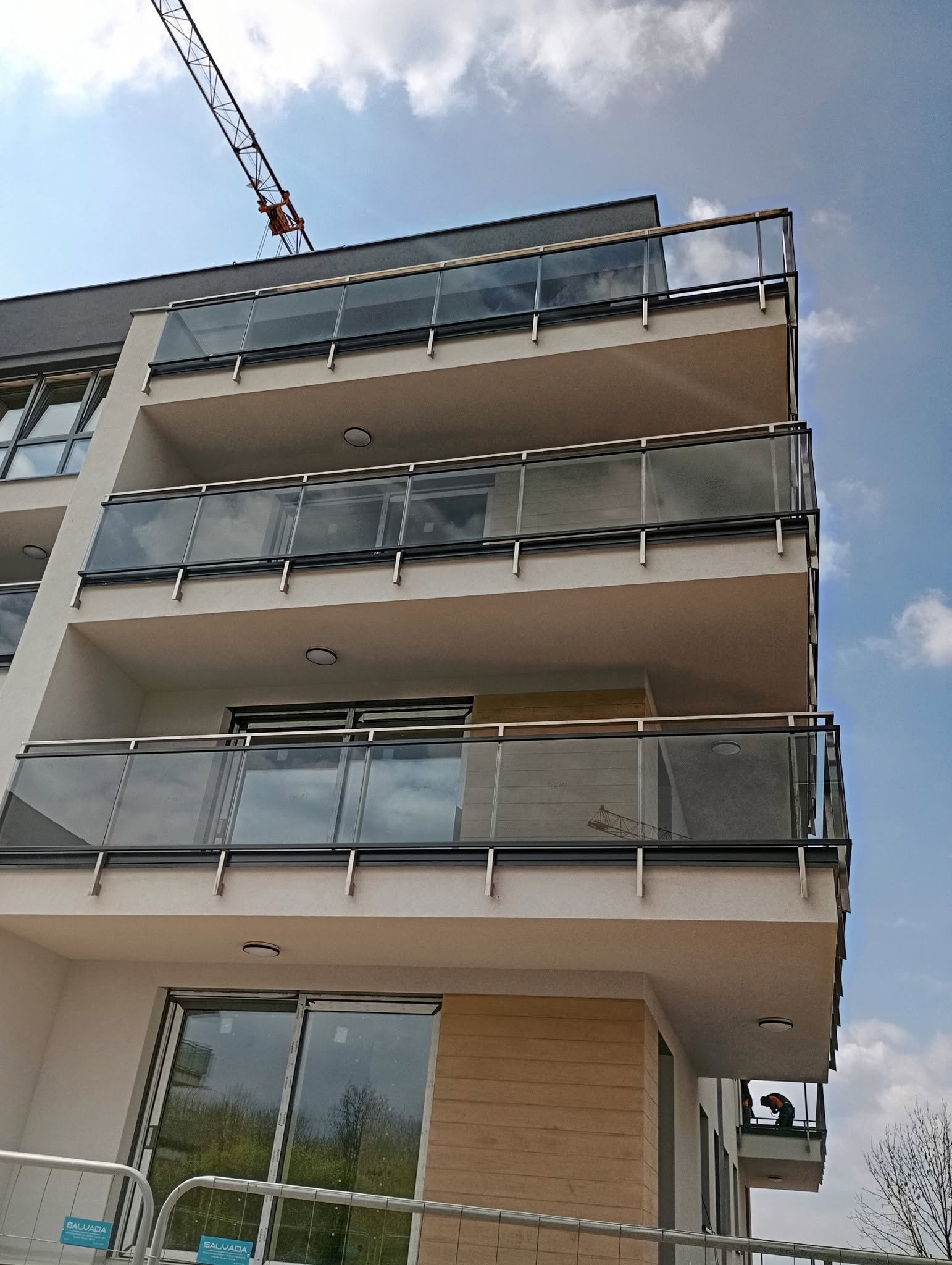 Balustrady szklane na balkonach budynku wielorodzinnego